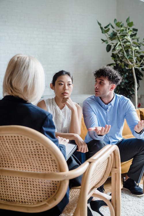 An illustrative conversation in a welcoming care setting